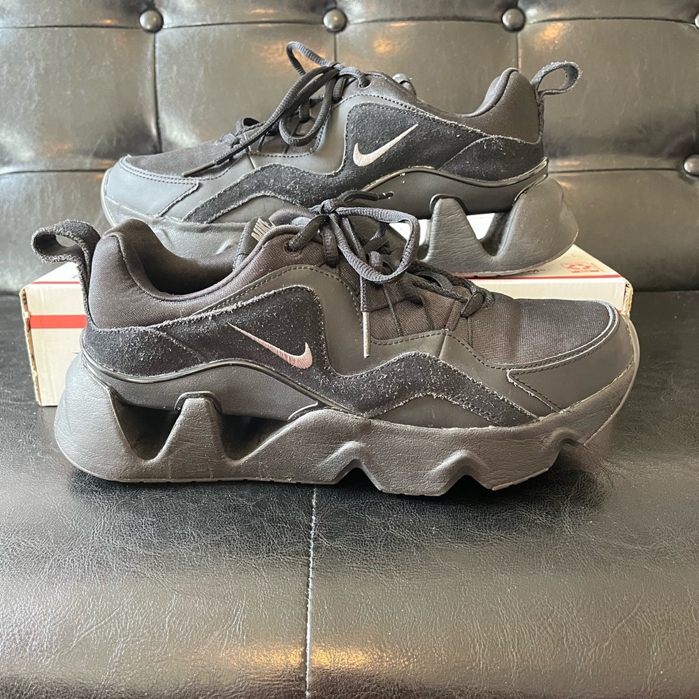 Nike RYZ 365‎ “Black Metallic Grey” Women’s Sz 9.5
